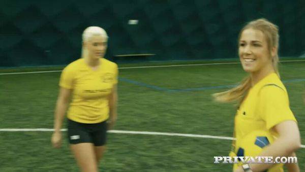 Alexis Crystal, a sexy referee addicted to DP - porntry.com on poweredporn.com