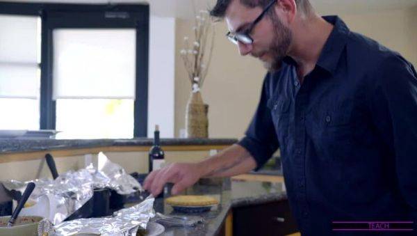 Moms Hot Pie - S7:E1 - porntry.com on poweredporn.com