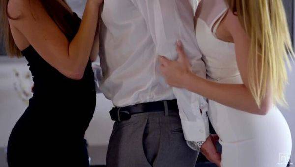 Double Distraction - S18:E17 - porntry.com on poweredporn.com