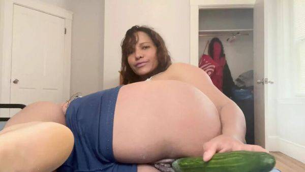 Michelle Sex Hard Big Cucumber Pussy Masturbation Amateur Latina MILF - veryfreeporn.com - Venezuela - Spain on poweredporn.com