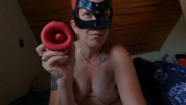 Amateur MILF Unboxing and Testing Vibrator Toy - Real Orgasm Solo Masturbation - veryfreeporn.com - France on poweredporn.com