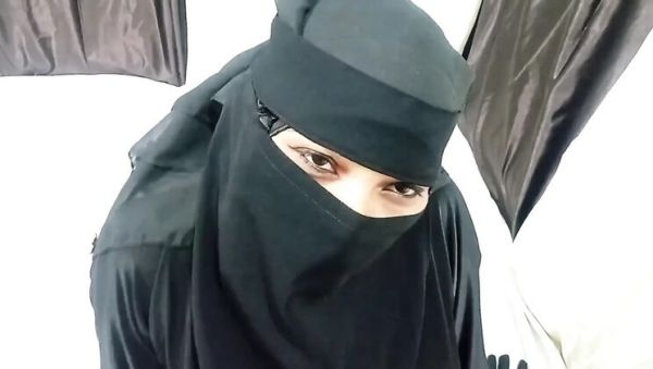 Muslim Girl Perfect Footjob - Desi Teen in Hijab Gives Amazing Foot Fetish Fun - porntry.com - China - India - Indonesia on poweredporn.com