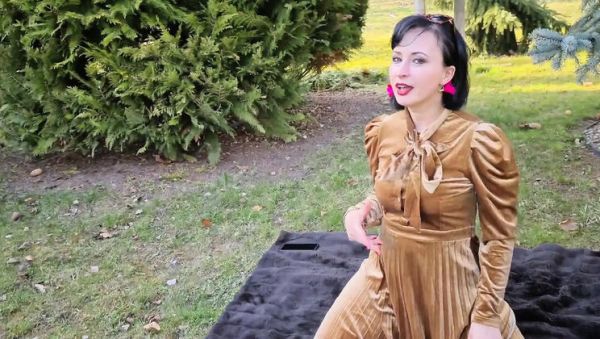 Amateur MILF Wanilianna Teases in Garden Outdoor Solo HD - porntry.com - Britain on poweredporn.com