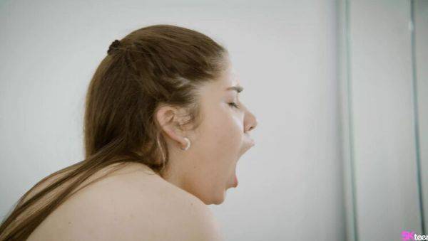 Curvy Chloe Lapiedra Takes a Huge Cumshot in Wild Hardcore Scene - veryfreeporn.com - Spain on poweredporn.com