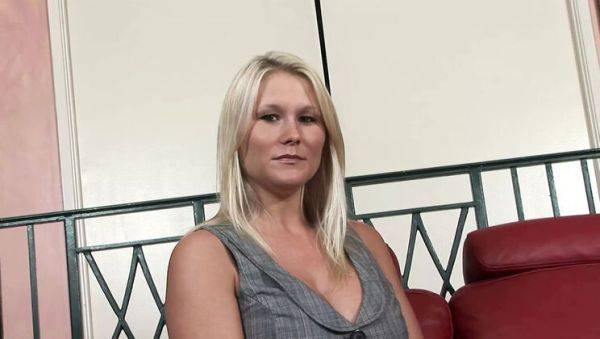 Hot Blonde Stepsister Juliana Jolene Shows Her Tight Pussy in 4K - veryfreeporn.com on poweredporn.com