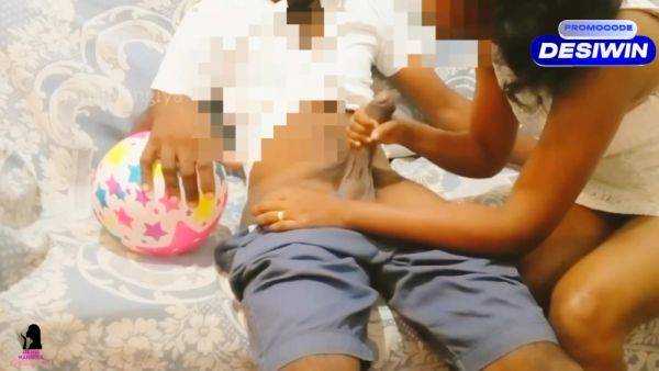 Hot Sis In යලවග නග එකක දප සලලම(කවරත දන න අයය) Sri Lankan Hot Step Sis - desi-porntube.com - India - Sri Lanka on poweredporn.com