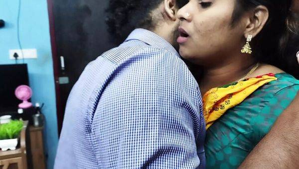 Mallu Girl in Half Saree Hot Lip Lock Romance with Desi Malayali Couple - xxxfiles.com - India on poweredporn.com