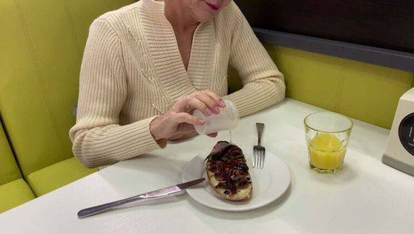 Mature MILF in Restaurant Eats Cum Off Food - Huge Cumshot Close-Up - veryfreeporn.com - Russia on poweredporn.com