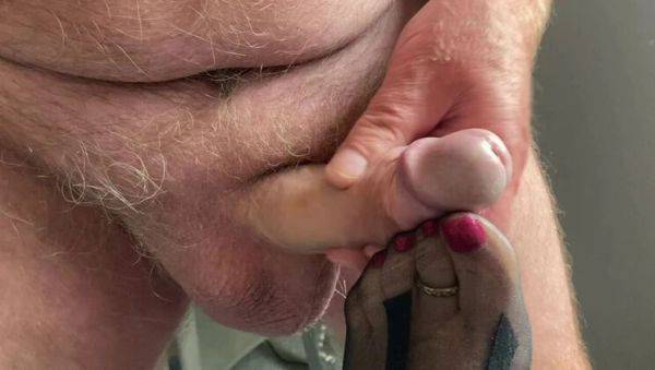 Mature British MILF with Big Tits Lets Foot Boy Cum on Her Sexy Toes - Homemade Foot Fetish Fun - veryfreeporn.com - Britain on poweredporn.com