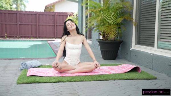 Delilah Dagger Gets Dicked Down During Downward Dog - videomanysex.com on poweredporn.com