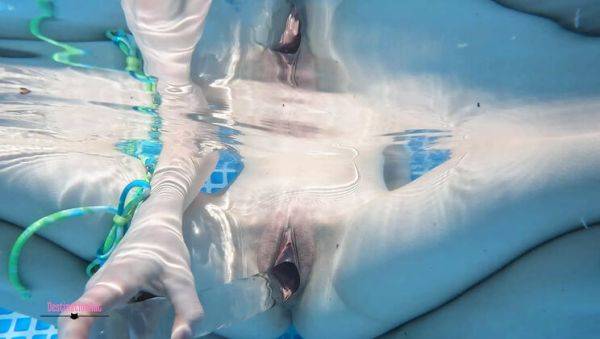 Petite American Babe Destination Kat Plays with Dildo Underwater - Creamy Pussy & Sex Toy Fun - veryfreeporn.com - Usa on poweredporn.com