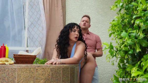 Nika Venom Sneaky Booty Bouncing Bbq - videomanysex.com on poweredporn.com