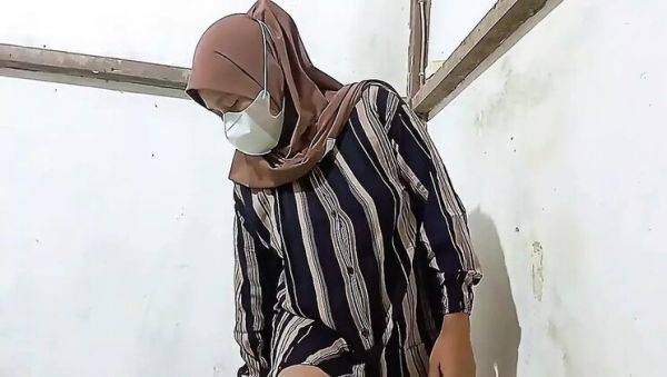 Hijab MILF Rania Plays With Her Huge Tits & Wet Pussy - Solo Masturbation - veryfreeporn.com - Indonesia on poweredporn.com