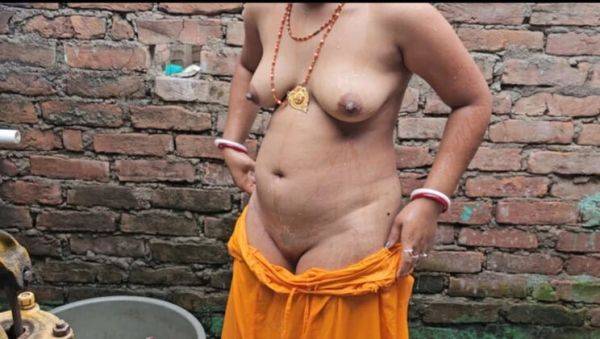 Amateur Indian Housewife Cheating in Morning Shower - Sneaky Bathroom Sex with Real Desi Couple - veryfreeporn.com - India on poweredporn.com