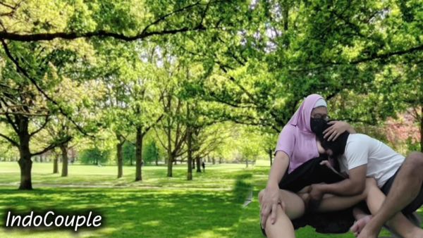 Pasutri Indo In Rekaman Seks Lagi Asik Nyepong Kontol Pasangan Berhijab Di Taman Umum - desi-porntube.com - India on poweredporn.com