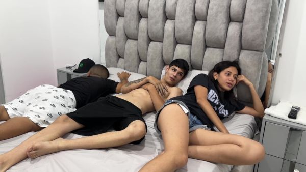 Sexo Duro - Guapo Y Musculoso Joven Le Da Una Fuerte Follada Ala Traviesa Cachonda Novia De Su Pequeno Enano Mejor Amigo - desi-porntube.com - India on poweredporn.com