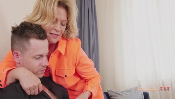 Sexy Mature Milf Diana Gets A Facial From Her Stepnephew - Gerald Vi And Diana Douglas - upornia.com on poweredporn.com