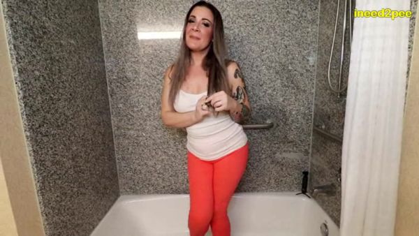 INEED2PEE Whitney Morgan candid pissing orange pants in tub - Ineed2pee Ineedamommy - hclips.com on poweredporn.com
