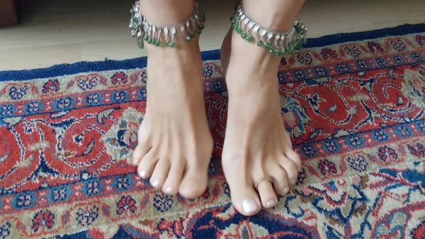 Beautiful Mature Body Posing and Feet Worship - hclips.com on poweredporn.com