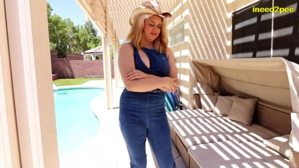 INEED2PEE Leda Lotharia wetting denim jumpsuit for fun! - Ineed2pee Ineedamommy - hclips.com on poweredporn.com