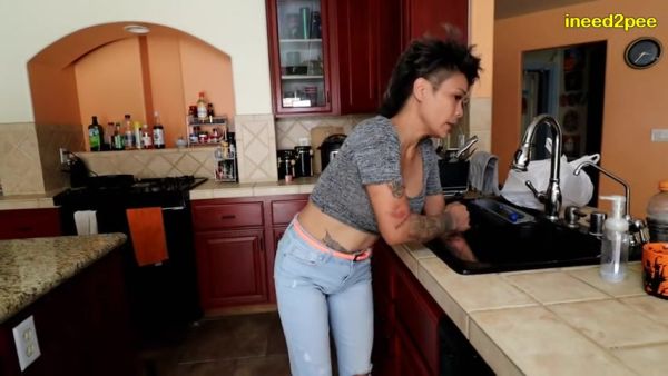 INEED2PEE IPOD Loosey Lu stuck wetting her classic blue jeans - Ineed2pee Ineedamommy - hclips.com on poweredporn.com