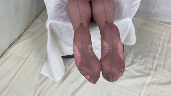 Mature British MILF Teases Pussy in Classic 1960s Stockings - Amateur Foot Fetish Homemade HD - veryfreeporn.com - Britain on poweredporn.com