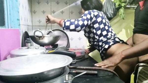 Mumbai Ashu Indian Sister In Law Kitchen Quickie - Horny Desi Aunty Handjob & Cum in Mouth 69 - xxxfiles.com - India on poweredporn.com
