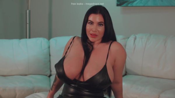 Masturbates In Her Latex Dress - videomanysex.com on poweredporn.com