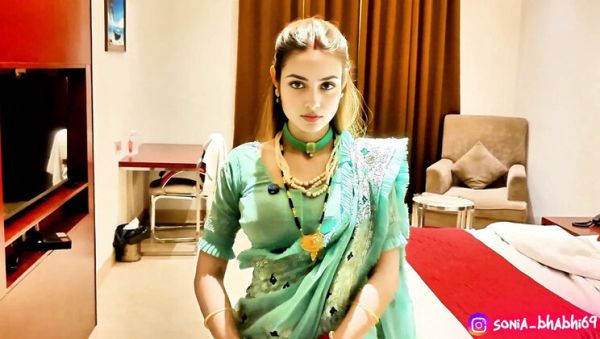 Desi Indian Housewife Calls Friend Home For Hardcore Sex - Full Hindi Audio with Sassysonia - veryfreeporn.com - India on poweredporn.com