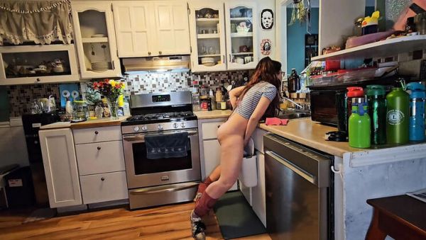 Nerdy Canadian Girl Desperate Pee in Kitchen Trash Can - Amateur Glasses Solo Pissing - veryfreeporn.com - Britain - Canada on poweredporn.com