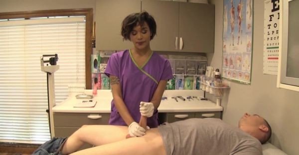 The nurse put on gloves and helped the patient with a bold move. - alphaporno.com on poweredporn.com