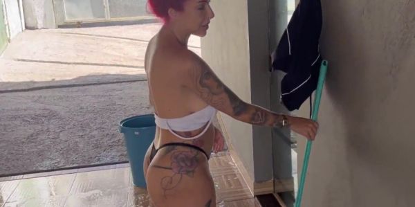 A hot MILF was home alone doing the cleaning; I couldn't resist and ended up sleeping with my stepmother. - inxxx.com on poweredporn.com