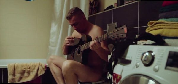 Boyfriend Distracted from Guitar by Oral Sex - inxxx.com - Czech Republic on poweredporn.com