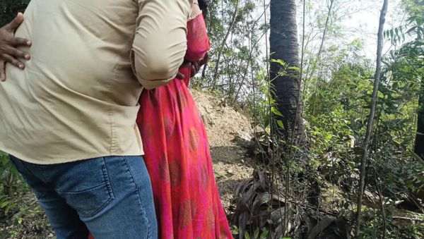 Hot Indian Housewife Laxi Ammu Gets Naughty Outdoor Public Sex With Apple Baby - veryfreeporn.com - India on poweredporn.com
