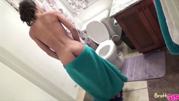 Aria Skye Punishes Her Boyfriend with a Deep Throat Handjob - veryfreeporn.com - Britain on poweredporn.com