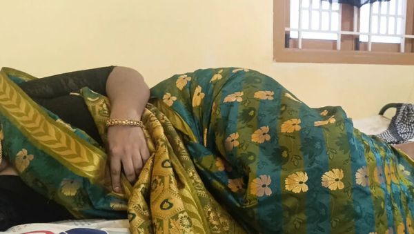 Cheating Housewife Pushpa Valli Gets Fucked Threesome - veryfreeporn.com - India on poweredporn.com