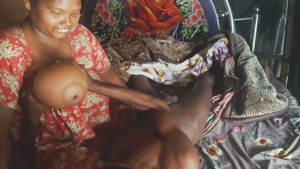 Desi Housewife Gives Sensual Handjob with Oil - veryfreeporn.com - India on poweredporn.com