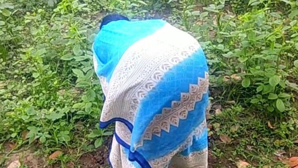 Village Aunty Shows Her Pussy to Ex-Boyfriend in Sugarcane Field - veryfreeporn.com - India on poweredporn.com
