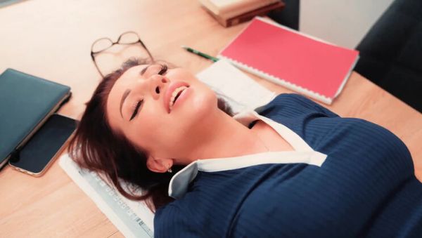 Hot Teacher Luna Roulette Sex With Student After He Finds Her Nude Photos - veryfreeporn.com - Britain - Usa on poweredporn.com