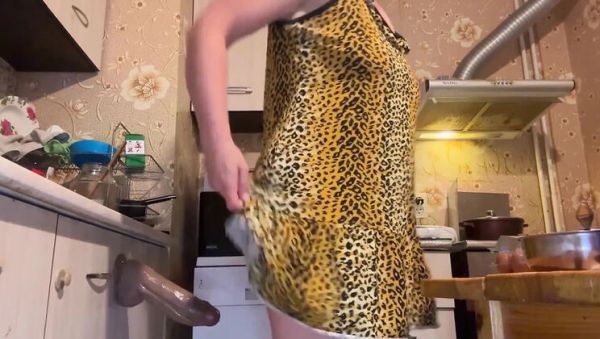 Horny Milf Masturbates While Cooking - veryfreeporn.com - Britain on poweredporn.com