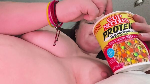BBW MILF TheKinkyPwrLftr Eats Lunch and Shows Her Big Tits Solo - porntry.com - Britain on poweredporn.com